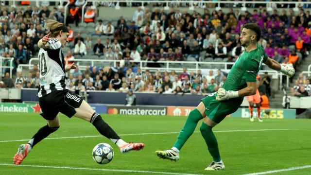 Joan García sale con el balón jugado durante el Newcastle-Barça