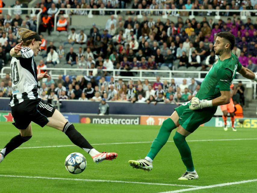 Joan García surt amb el baló jugat durant el Newcastle-Barça