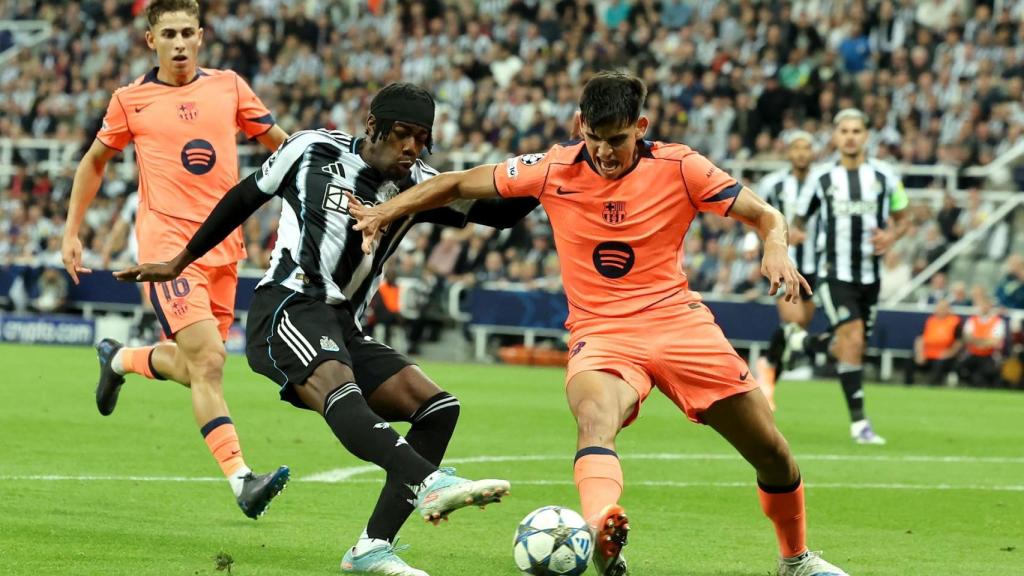 Gerard Martín tapa un disparo de Elanga en el Newcastle-Barça