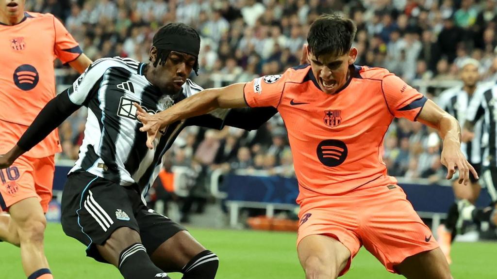 Gerard Martín tapa un disparo de Elanga en el Newcastle-Barça