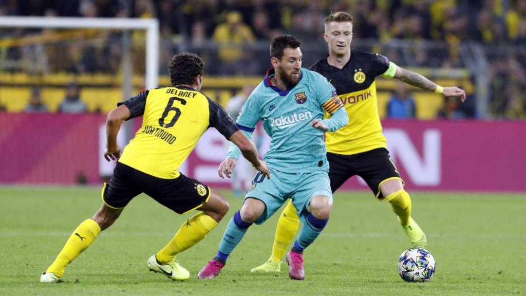 Leo Messi regatea Mats Hummels y Marco Reus ante el Borussia Dortmund en la Champions League 2019-20
