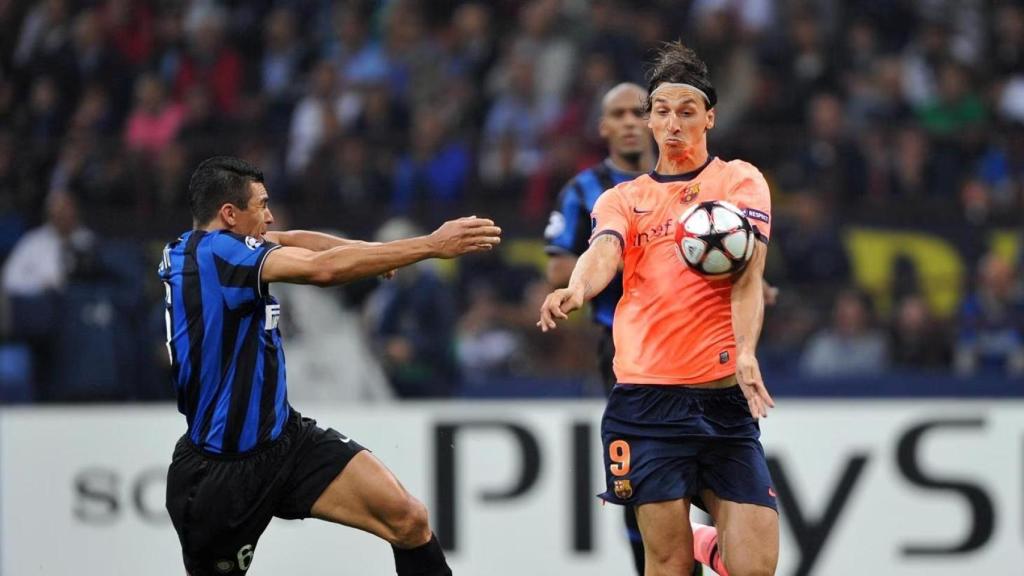 Zlatan-Ibrahimovic-controla-el-balón-ante-Lúcio-del-Inter-en-la-Champions-League-2009-2010
