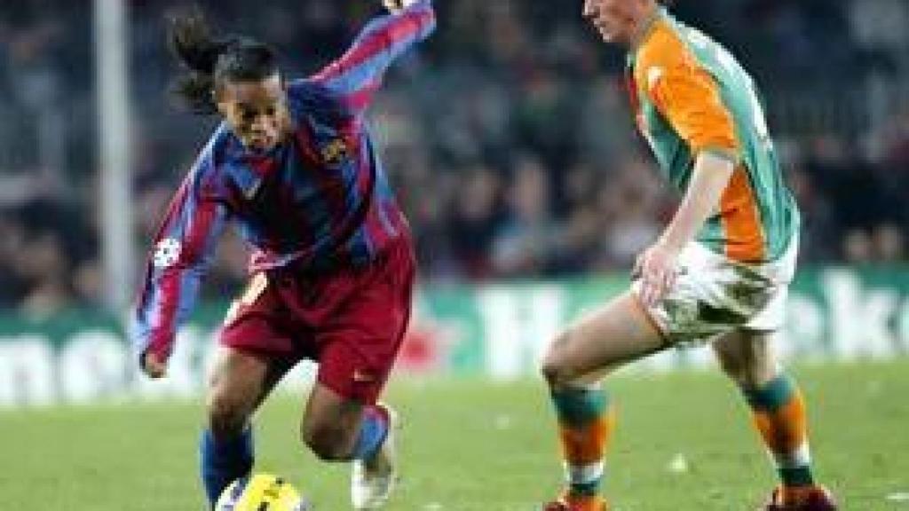 Ronaldinho regatea a un jugador del Werder Bremen en la Champions 2005-06