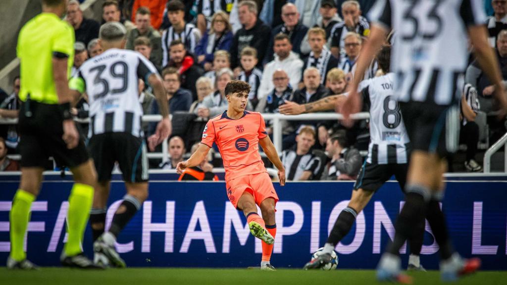 Pau Cubarsí da un pase durante el Newcastle-Barça