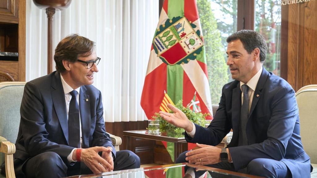 El presidente de la Generalitat de Cataluña, Salvador Illa (i), y el Lehendakari, Imanol Pradales