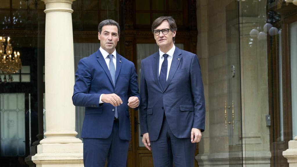 El lehendakari, Imanol Pradales, recibe en el Palacio de Ajuria Enea, en Vitoria, al presidente de la Generalitat, Salvador Illa