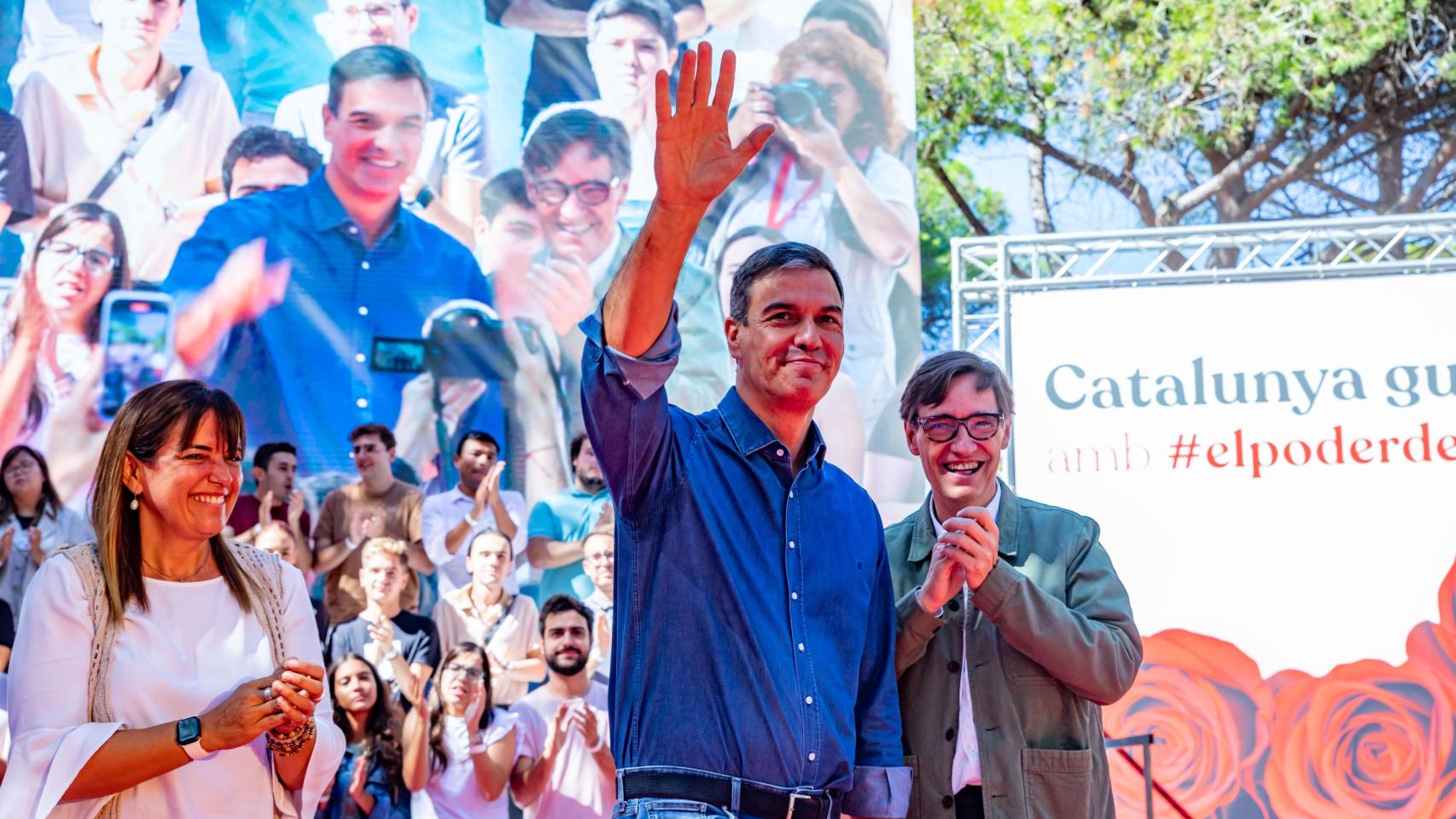 La alcaldesa de Gavà, Gemma Badia; el presidente del Gobierno, Pedro Sánchez, y el 'president' de la Generalitat, Salvador Illa, en la Festa de la Rosa del PSC (imagen de archivo)