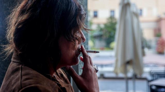 Una persona fumando en la calle. Sanidad quoere prohibir fumar en terrazas de bares y restaurantes