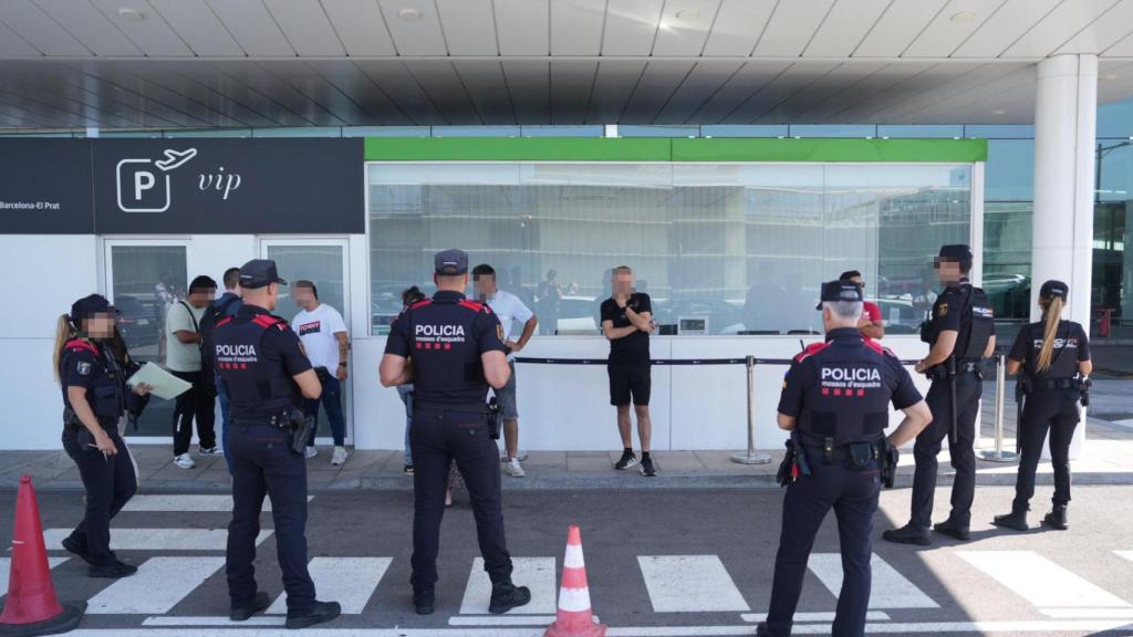 Agentes de los Mossos y del CNP durante el dispositivo de este viernes 19 de septiembre en el aeropuerto de El Prat