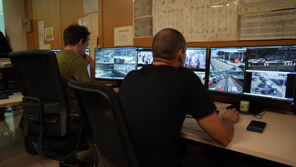 Agentes revisando algunas de las 5.000 cámaras que hay repartidas por todo el aeropuerto