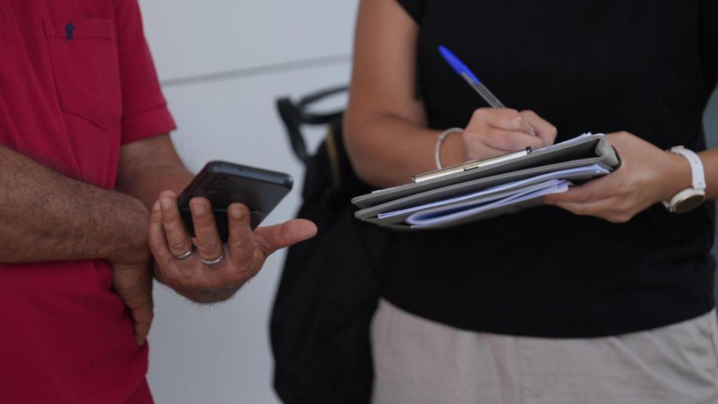 Inspección de Trabajo revisa la documentación  de un identificado