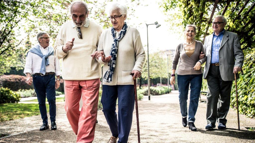 Personas mayores paseando