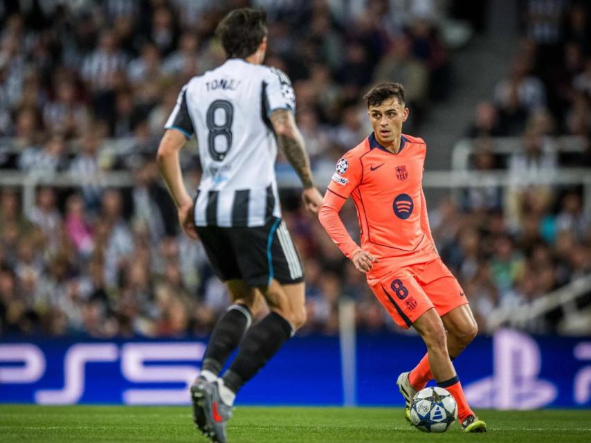 Pedri controla el balón durante el Newcastle-Barça
