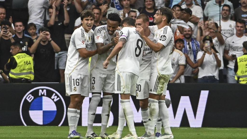 Los futbolistas del Real Madrid celebran el gol de Militao