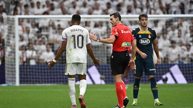 Kylian Mbappé conversa con Martínez Munuera en el Real Madrid-RCD Espanyol