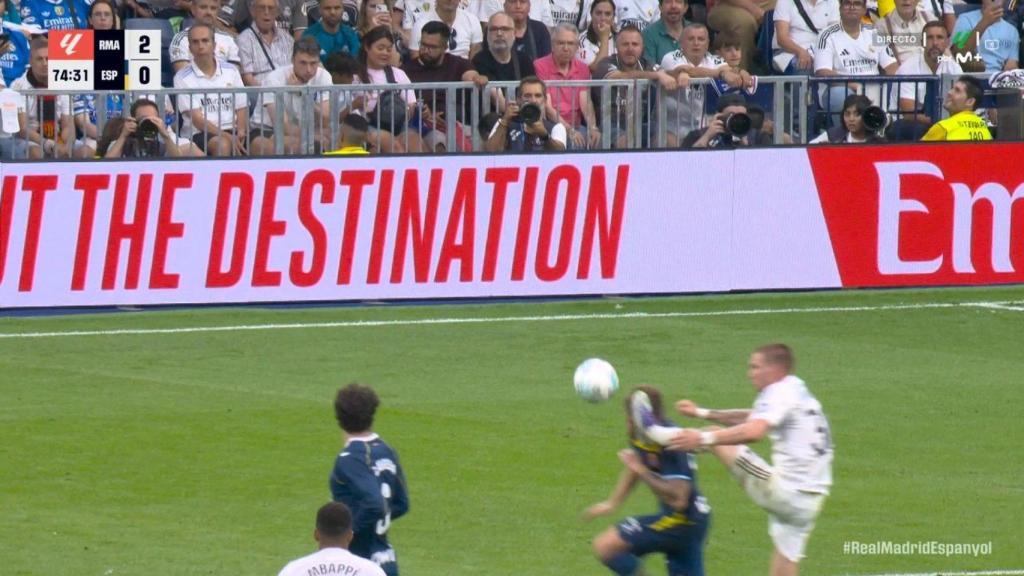 Franco Mastantuono impacta en la cabeza de Carlos Romero durante el Real Madrid-RCD Espanyol