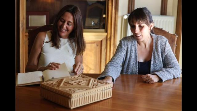 La consellera de Educación, Esther Niubó, y la alcaldesa de Palafrugell, Laura Millán