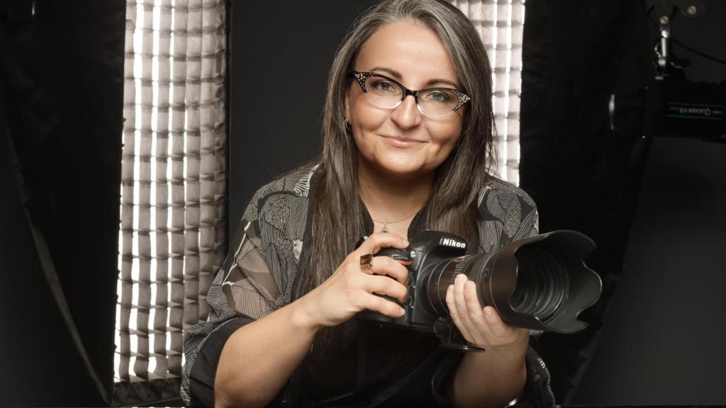 Rebeca Pardo es doctora en Bellas Artes, profesora, fotógrafa, artista e investigadora