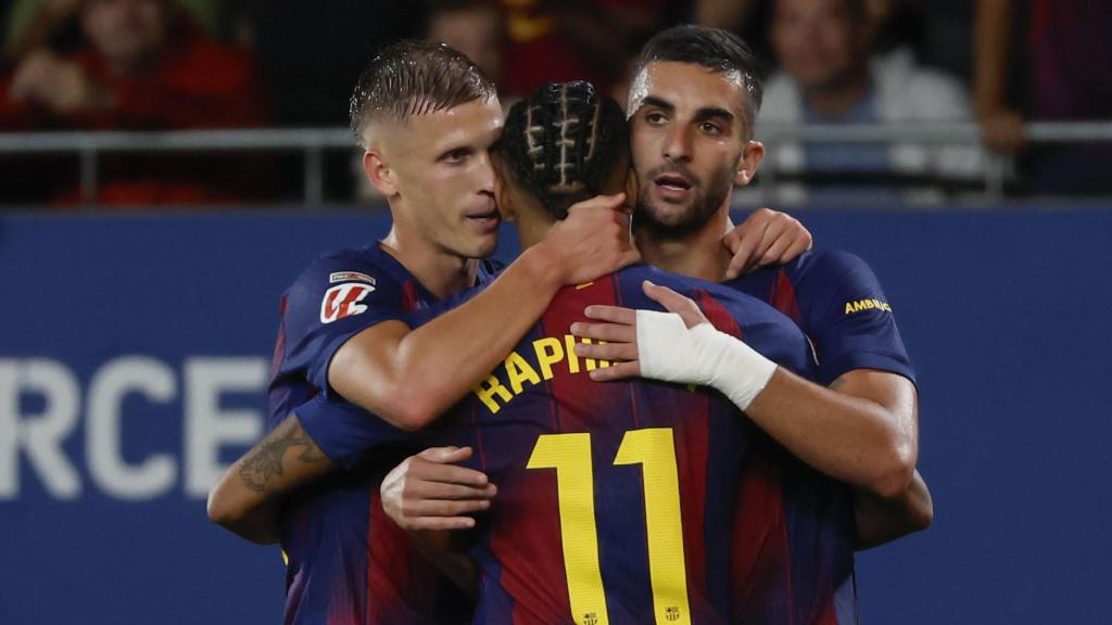 Ferran Torres, Raphinha i Dani Olmo celebren el primer gol del Barça contra el Getafe a l'Estadi Johan Cruyff