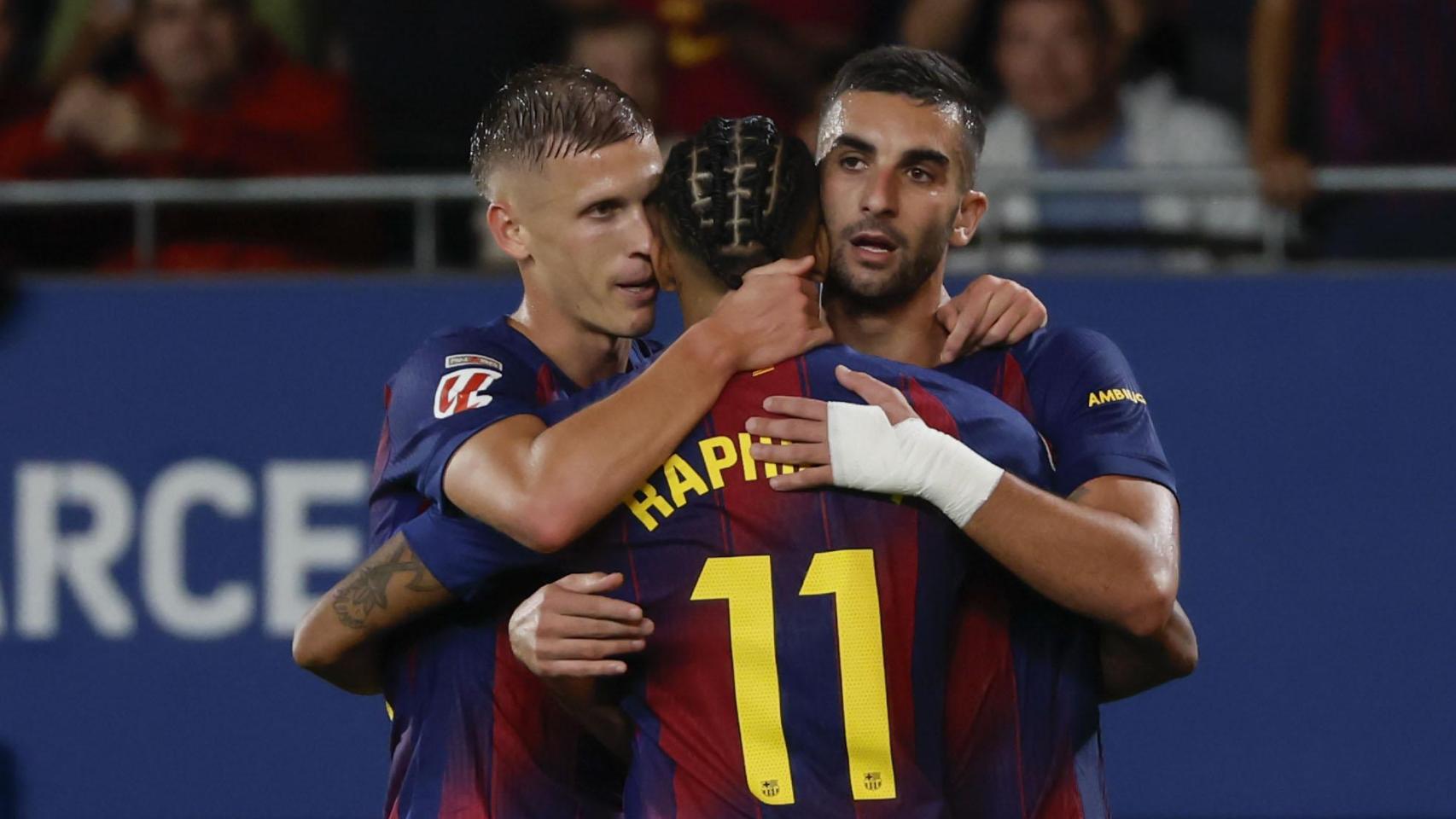 Ferran Torres, Raphinha y Dani Olmo celebran el primer gol del Barça contra el Getafe en el Estadi Johan Cruyff