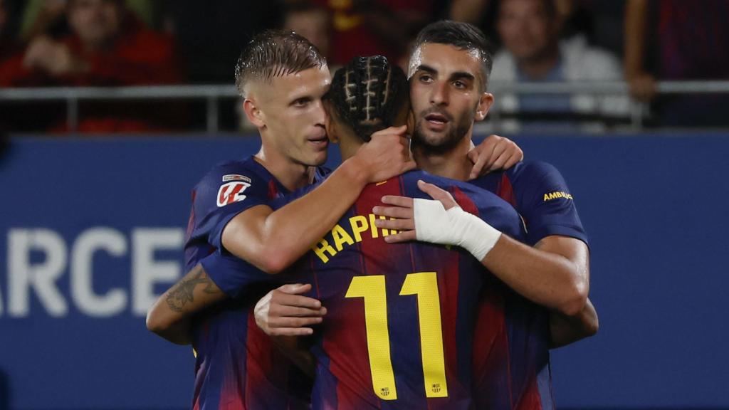 Ferran Torres, Raphinha y Dani Olmo celebran el primer gol del Barça contra el Getafe en el Estadi Johan Cruyff