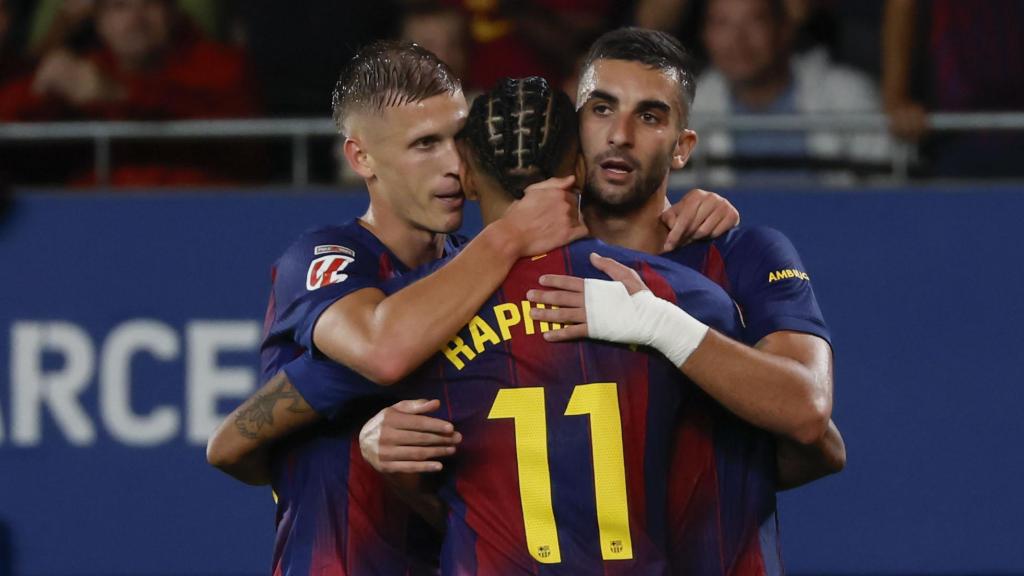 Ferran Torres, Raphinha y Dani Olmo celebran el primer gol del Barça contra el Getafe en el Estadi Johan Cruyff