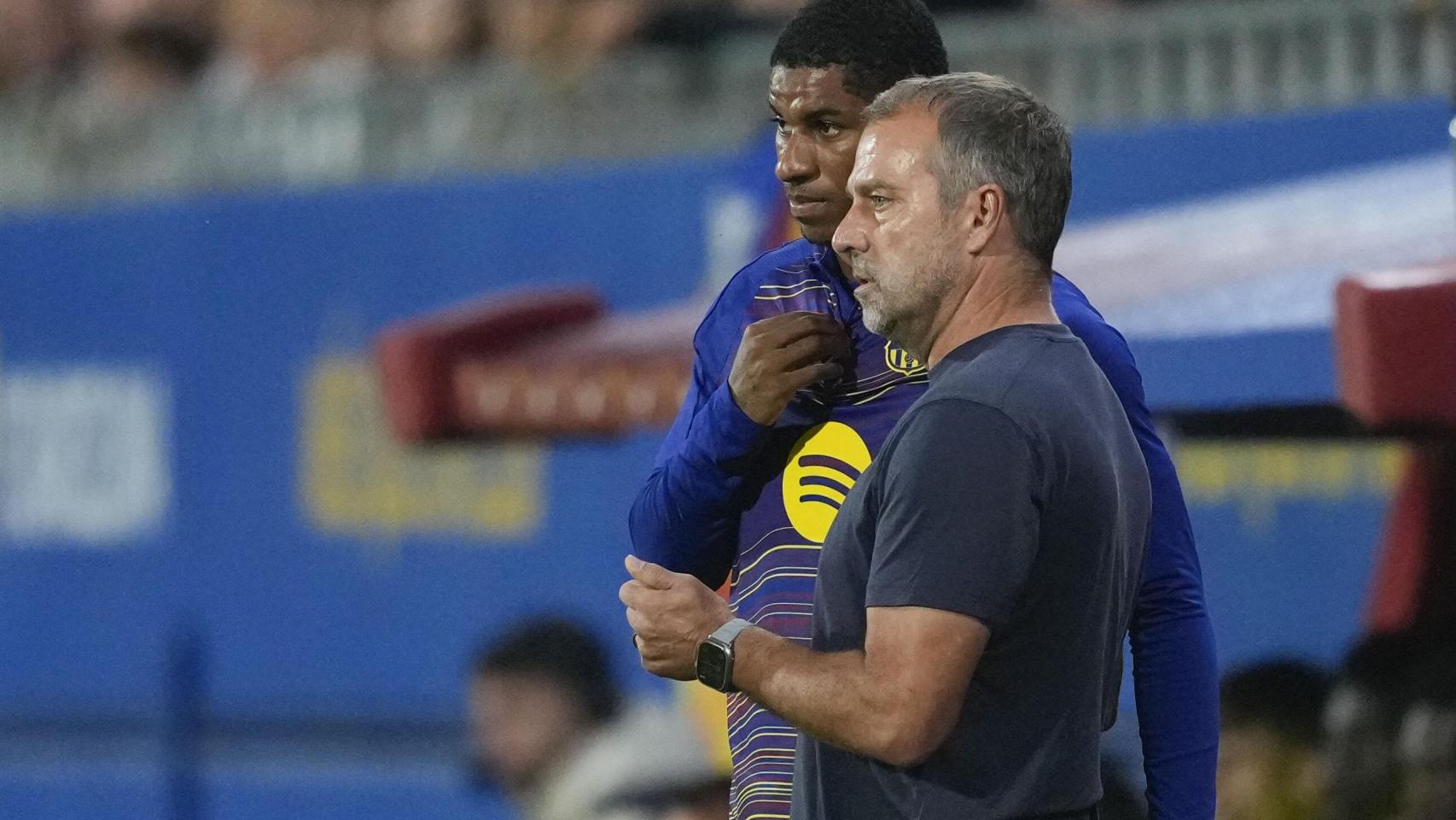 Marcus Rashford recibe instrucciones de Hansi Flick durante el Barça-Getafe