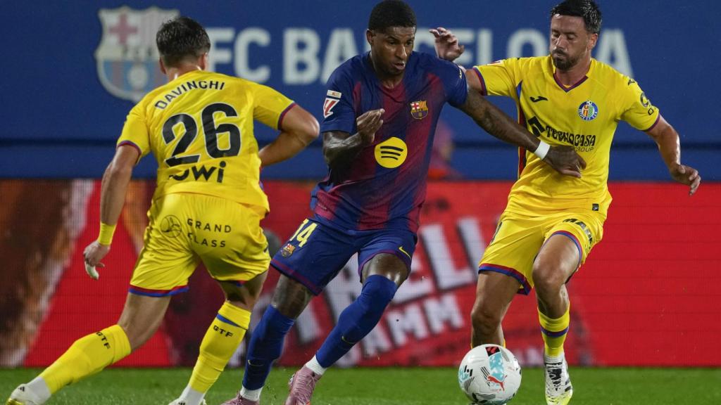 Marcus Rashford encara a varios rivales en el Barça-Getafe