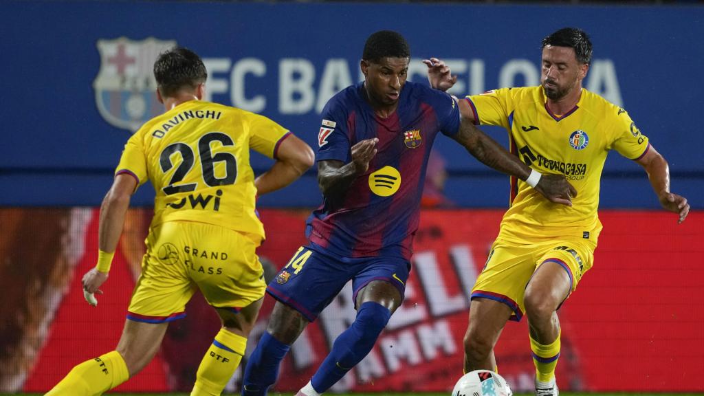 Marcus Rashford encara a varios rivales en el Barça-Getafe