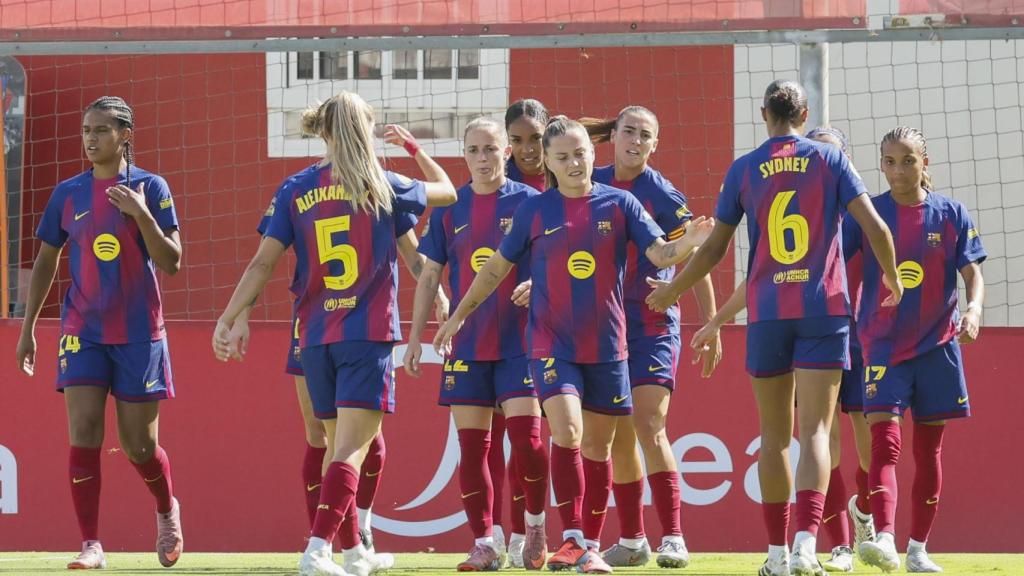 Las jugadoras del Barça Femenino felicitan a Claudia Pina por un gol contra el Sevilla