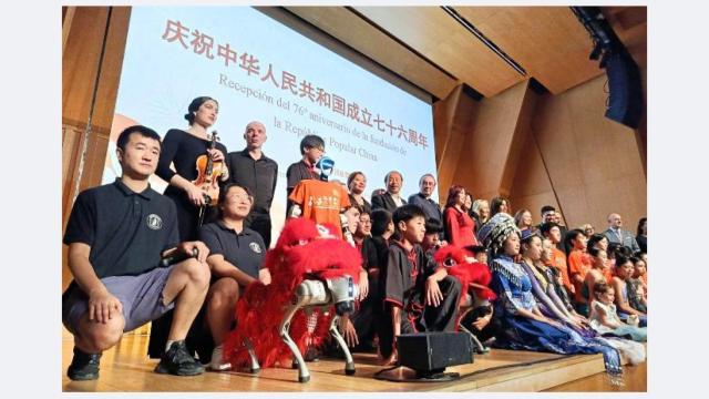 Foto de familia de la recepción del 76º aniversario de la RPC en Barcelona