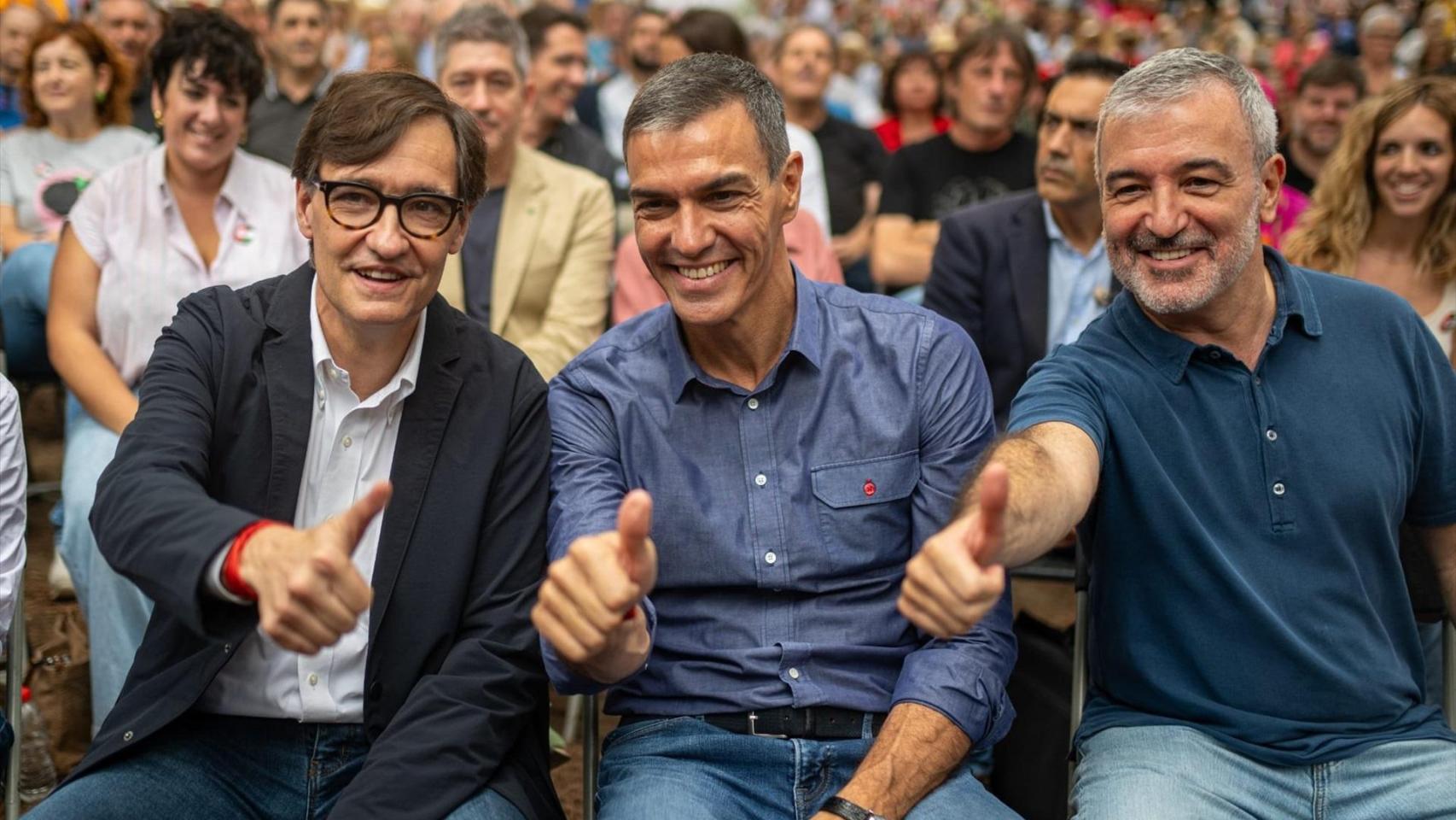 El presidente de la Generalitat, Salvador Illa; el presidente del Gobierno, Pedro Sànchez, y el alcalde de Barcelona, Jaume Collboni, este domingo en la Festa de la Rosa, en Gavà (Barcelona)