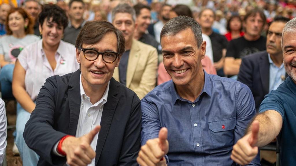 El presidente de la Generalitat, Salvador Illa; el presidente del Gobierno, Pedro Sànchez, y el alcalde de Barcelona, Jaume Collboni, este domingo en la Festa de la Rosa, en Gavà (Barcelona)