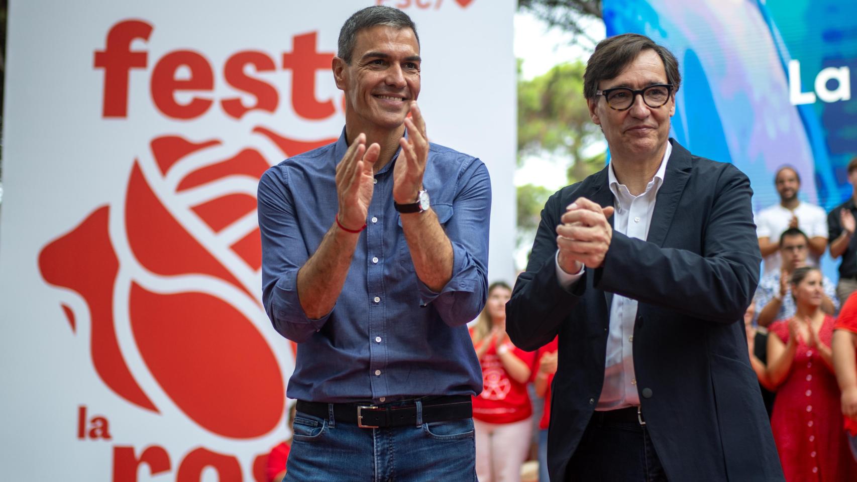 El presidente del Gobierno, Pedro Sánchez (i) y el presidente de la Generalitat de Cataluña, Salvador Illa (d), durante la Fiesta de la Rosa del PSC, a 21 de septiembre de 2025, en Gavà, Barcelona