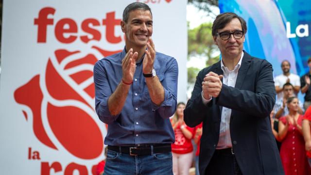 El presidente del Gobierno, Pedro Sánchez (i) y el presidente de la Generalitat de Cataluña, Salvador Illa (d), durante la Fiesta de la Rosa del PSC, a 21 de septiembre de 2025, en Gavà, Barcelona