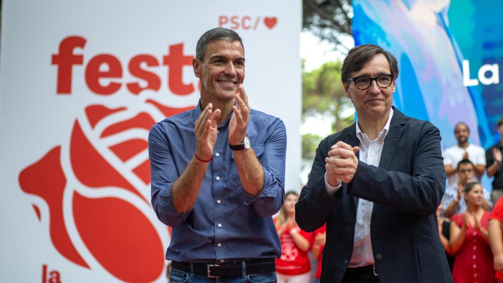 El presidente del Gobierno, Pedro Sánchez (i) y el presidente de la Generalitat de Cataluña, Salvador Illa (d), durante la Fiesta de la Rosa del PSC, a 21 de septiembre de 2025, en Gavà, Barcelona
