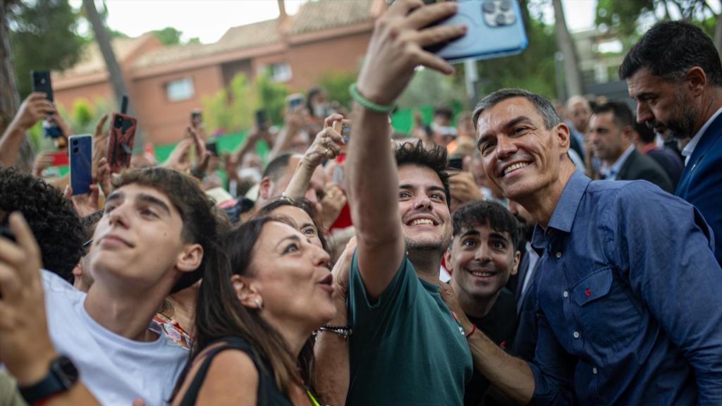 El presidente del Gobierno, Pedro Sánchez, se hace un selfie con los asistentes durante la Fiesta de la Rosa del PSC, a 21 de septiembre de 2025, en Gavà, Barcelona