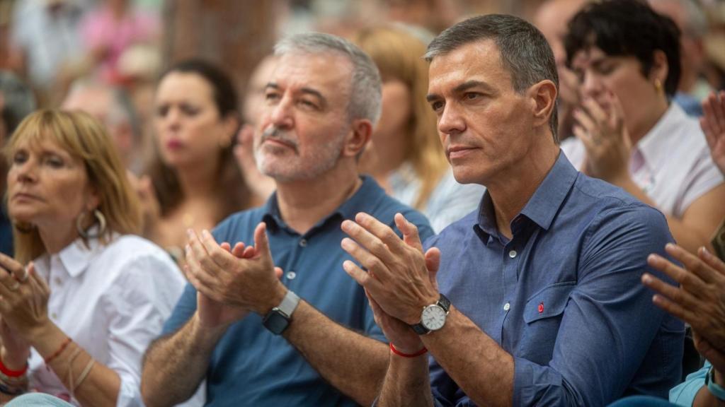 El alcalde de Barcelona, Jaume Collboni (i) y el presidente del Gobierno, Pedro Sánchez (d), durante la Fiesta de la Rosa del PSC, a 21 de septiembre de 2025, en Gavà, Barcelona