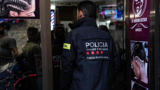 Agente de la Policía Administrativa de los Mossos d'Esquadra entrando en la peluquería sospechosa de comprar objetos robados