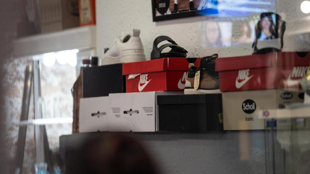 Algunas de las zapatillas que tenían en venta en esta peluquería