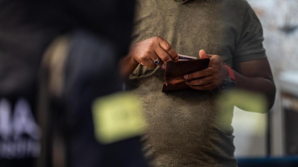 Una de las personas que se identificó ante la Policía Administrativa de los Mossos d'Esquadra