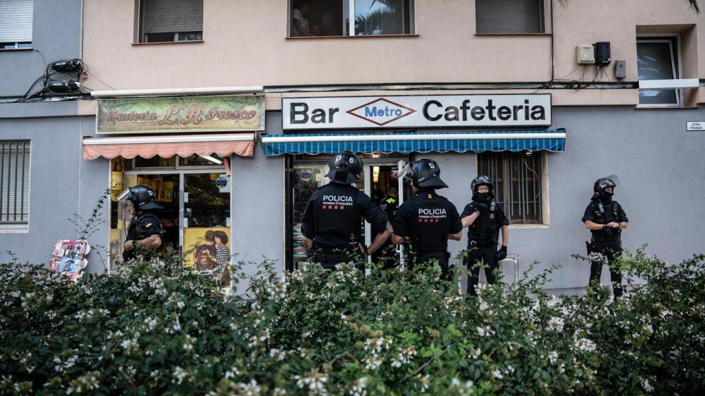 Agentes de la Brimo frente a uno de los bares que registraron