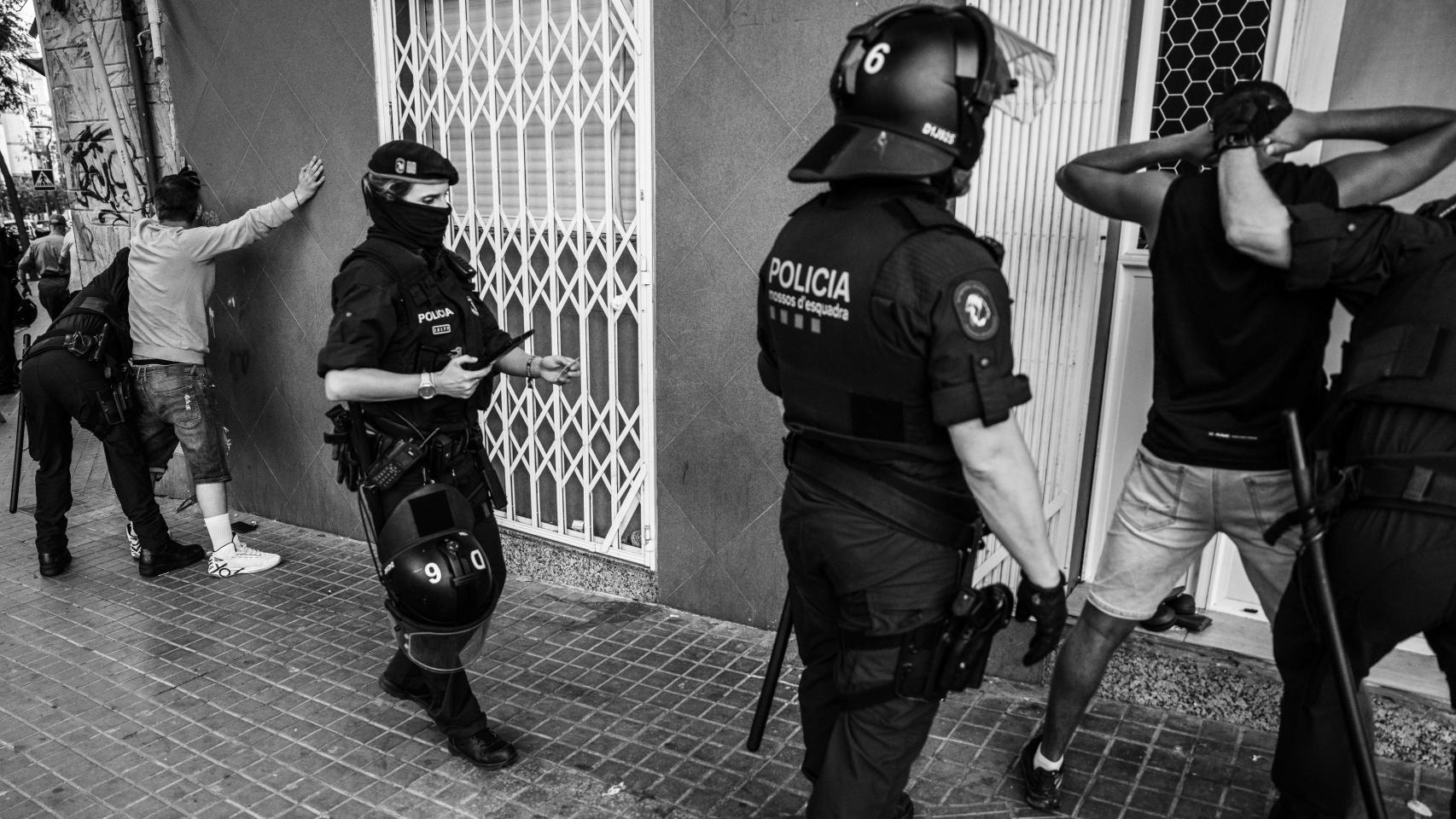 Dispositivo Kanpai con Mossos d'Esquadra en blanco y negro