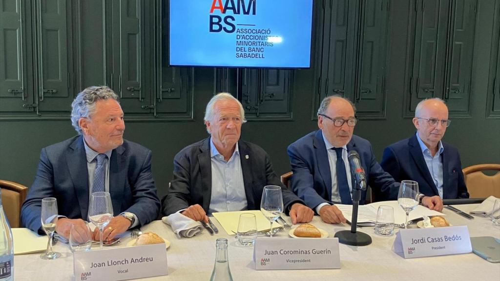 El presidente de la Associació d'Accionistes Minoritaris del Banc Sabadell (AAMBS), Jordi Casas, junto al vicepresidente, Juan Corominas, y los vocales Joan Llonch y Joaquim Badia / EP