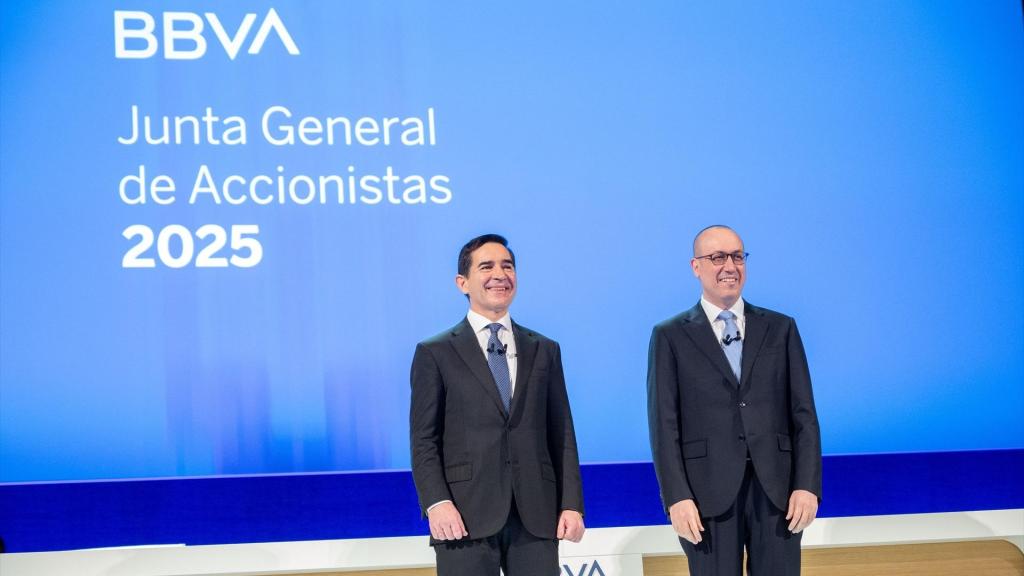 El presidente del BBVA, Carlos Torres (izq.), y el consejero delegado, Onur Genç, en la última junta de accionistas del banco / EP
