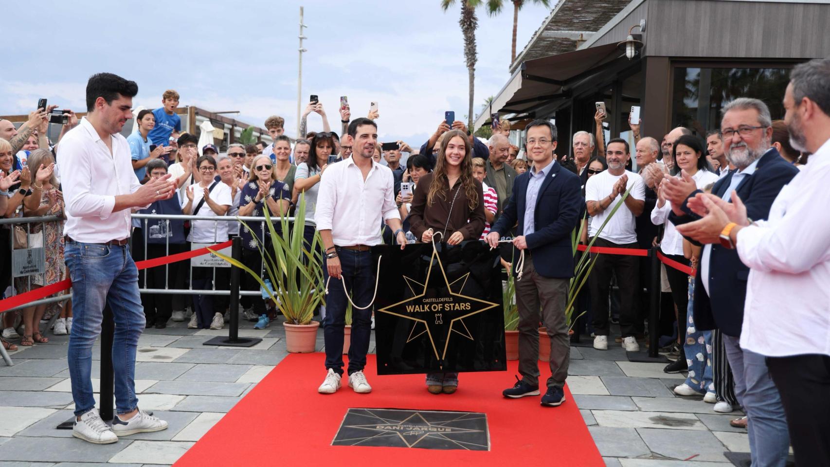 Martina Jarque descubre la placa de Dani Jarque en el Paseo de las Estrellas junto al alcalde, Manu Reyes, y el CEO del Espanyol, Mao Ye