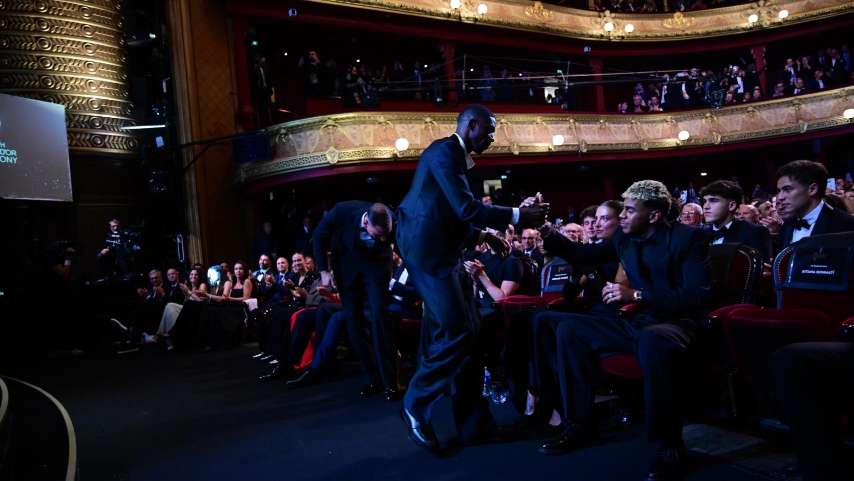 Ousmane Dembelé saluda a Lamine Yamal justo antes de levantar el Balón de Oro