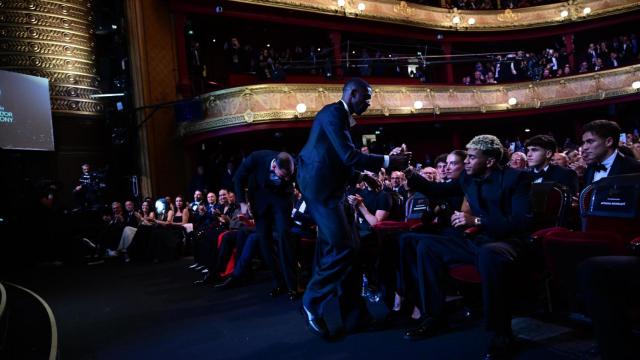 Ousmane Dembelé saluda a Lamine Yamal justo antes de levantar el Balón de Oro