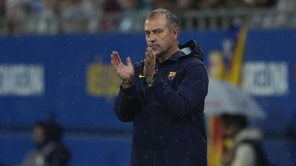 Hansi Flick, con el rostro serio bajo la lluvia durante el Barça-Getafe