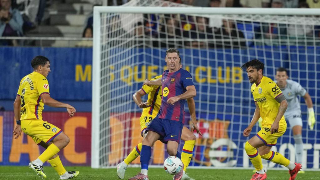 Robert Lewandowski controla el baló, envoltat defenses durant el Barça-Getafe